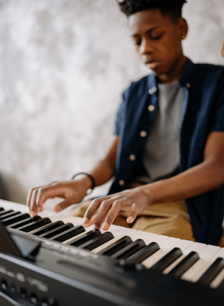 cours de piano à domicile adolescent icm musique jeune garçon developpement social et intellectuel