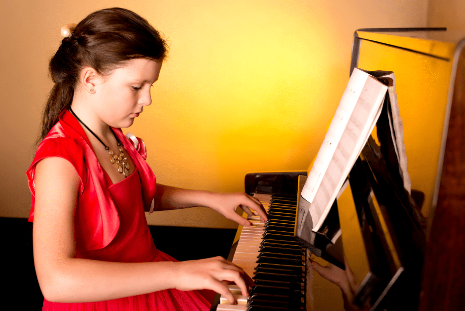 cours de piano à domicile adolescente icm musique jeune fille développement social et intellectuel