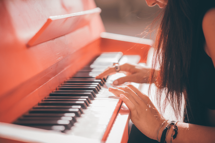 jeu au piano cours de musique icm