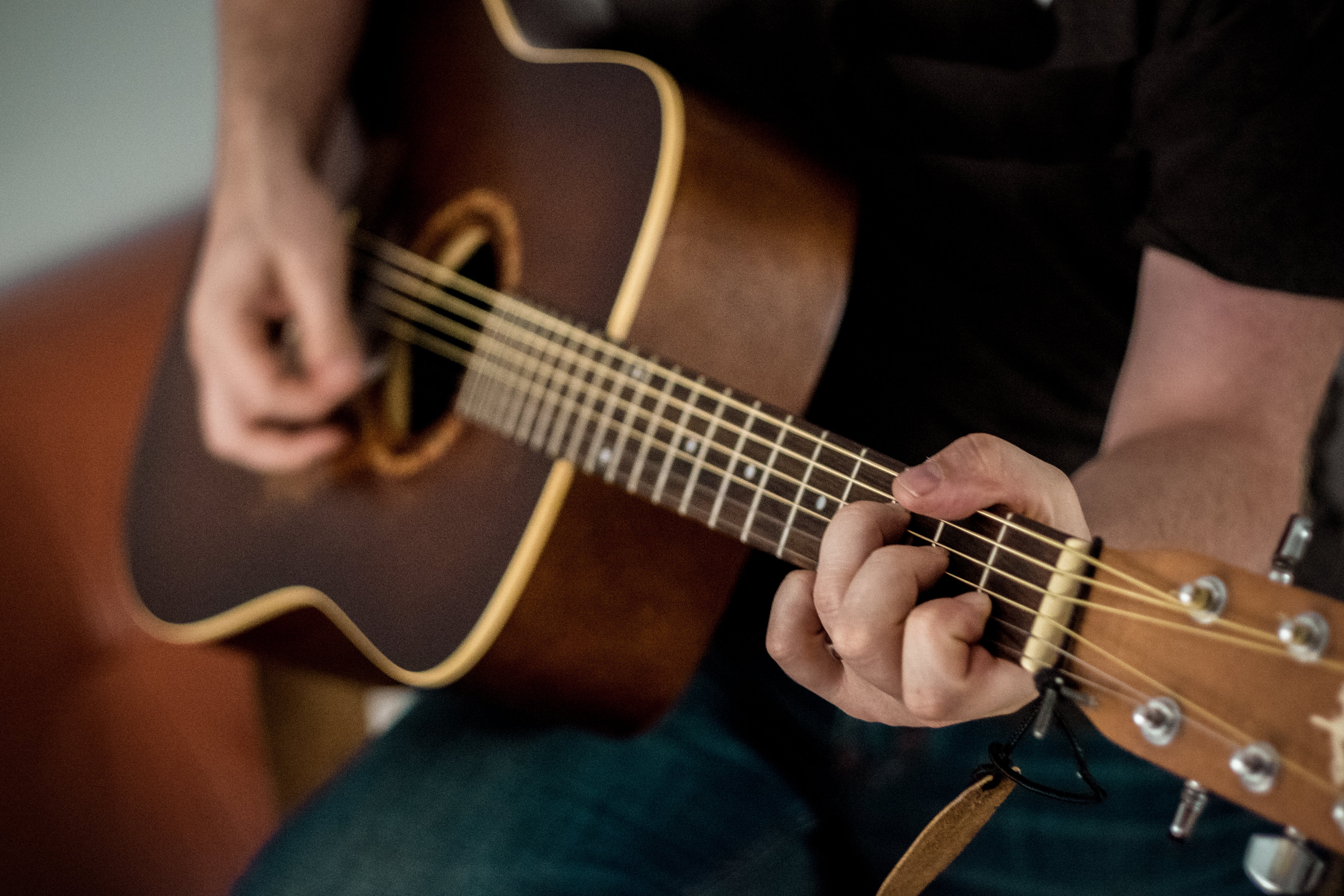 Pourquoi opter pour les cours de guitare à domicile avec ICM